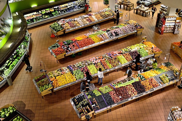 Alimentos en la dieta disociada. Alimentos en un supermercdo.