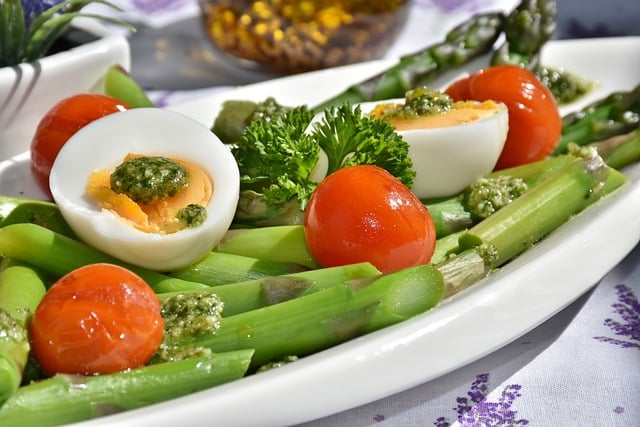 Dieta disociada, plato de verduras con huevos duros